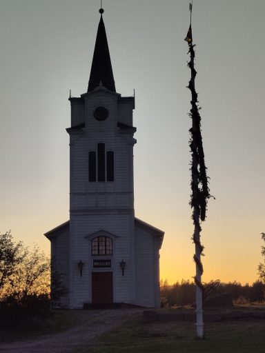 Die Kapelle und die Mittsommerstange direkt neben unsserem Haus