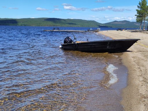 Mit dem Motorboot zur Insel